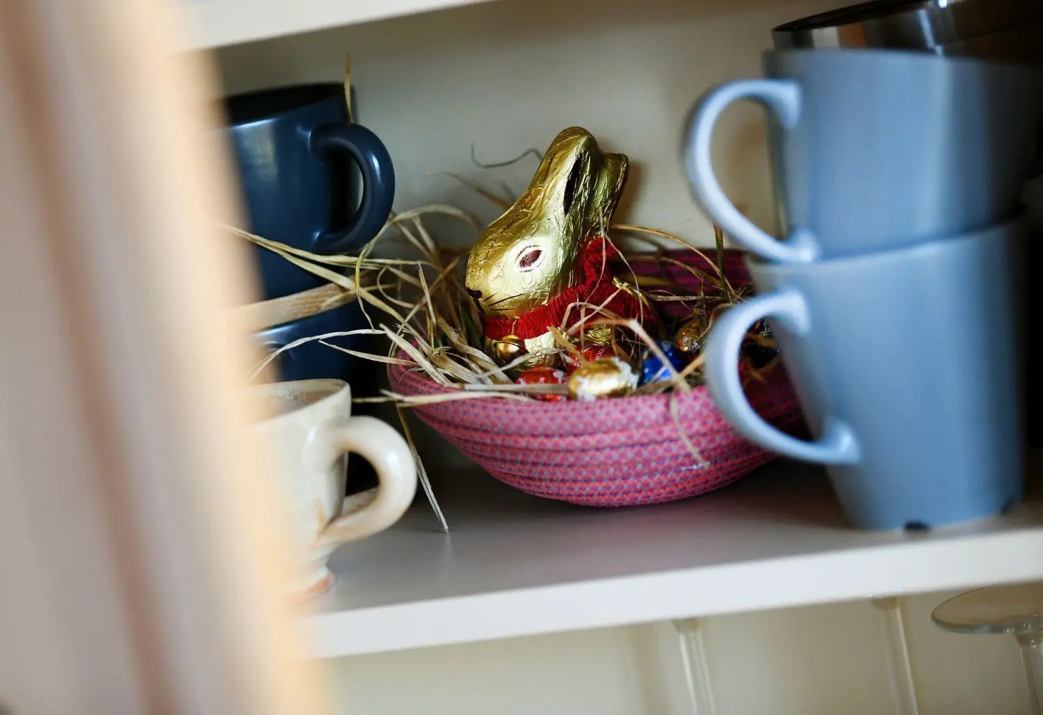 Osterferien 2021 werden ähnlich wie die Osterferien 2020: Familien sind allein daheim.