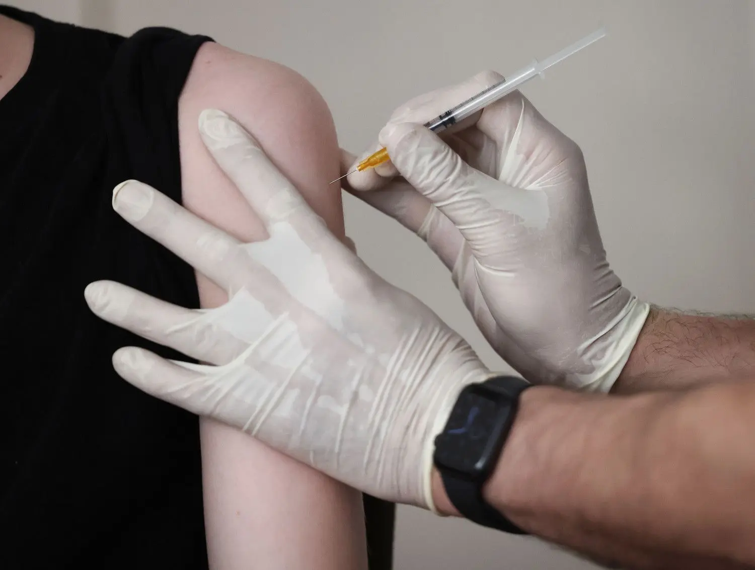 Auch wenn es gelegentlich zu Impfdurchbrüchen kommt, empfehlen Mediziner die Spritze gegen das Coronavirus. Die wenigsten Gesunden erkrankten schwer.⇥