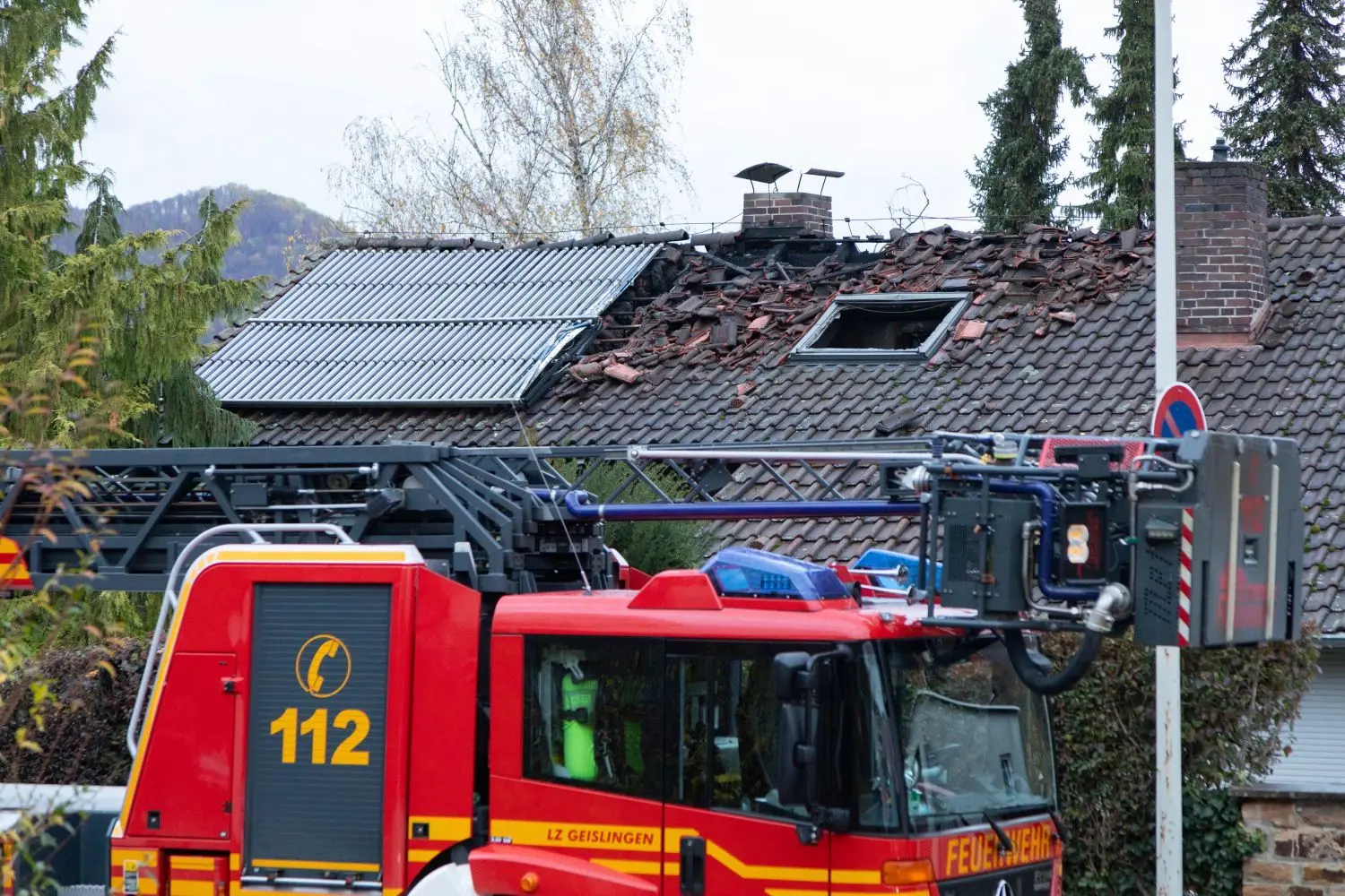 Auf der Ostmarkstraße in Geislingen hat in einem Haus der Dachstuhl gebrannt. Die Feuerwehr hatte das Feuer nach zwei Stunden unter Kontrolle.