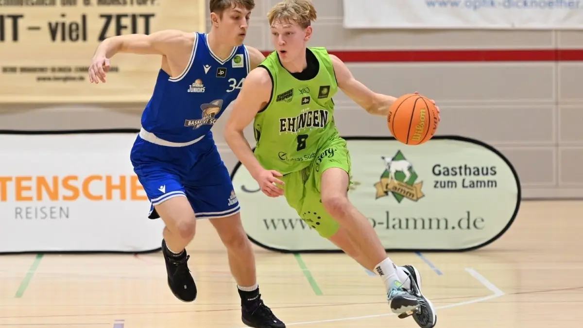 Jared Grey (rechts) ist einer von drei Spielern, die bereits im vergangenen Jahr in den USA waren und erfolgreich an zwei Turnieren teilgenommen haben. ⇥
Team Ehingen Urspring - Frankfurt Skyliners 2 79:58