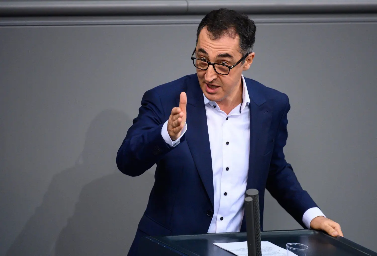 Plädiert für einen Grünen als künftigen Bundesverkehrsminister: der Grünen-Bundestagsabgeordnete und Verkehrsausschussvorsitzende Cem Özdemir ⇥