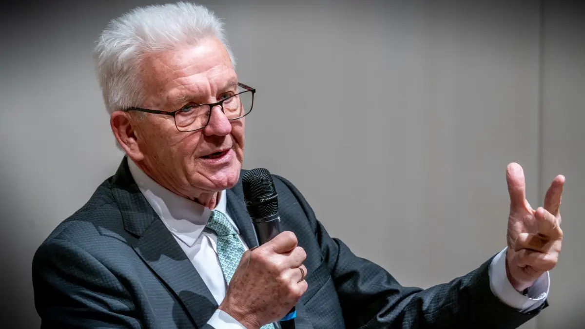 „Es ist meine Aufgabe, an der Krisenbewältigung zu arbeiten. Ob mir das gefällt oder nicht, ist völlig wurst. Das ist meine Pflicht“, sagt Ministerpräsident Winfried Kretschmann.
Stadthaus: *SWP-Forum* mit Winfried Kretschmann, Ministerpräsident von Baden-Württemberg