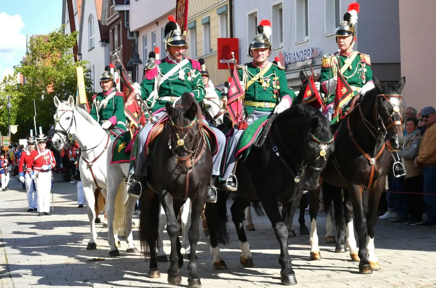 Musikkappellen aus Ehingen, historische Bürgerwachen und Milizen aus 48 Orten in Baden-Württemberg und rund 2000 Teilnehmer "im bunten Rock" waren am Sonntag zu Gast in Ehingen.