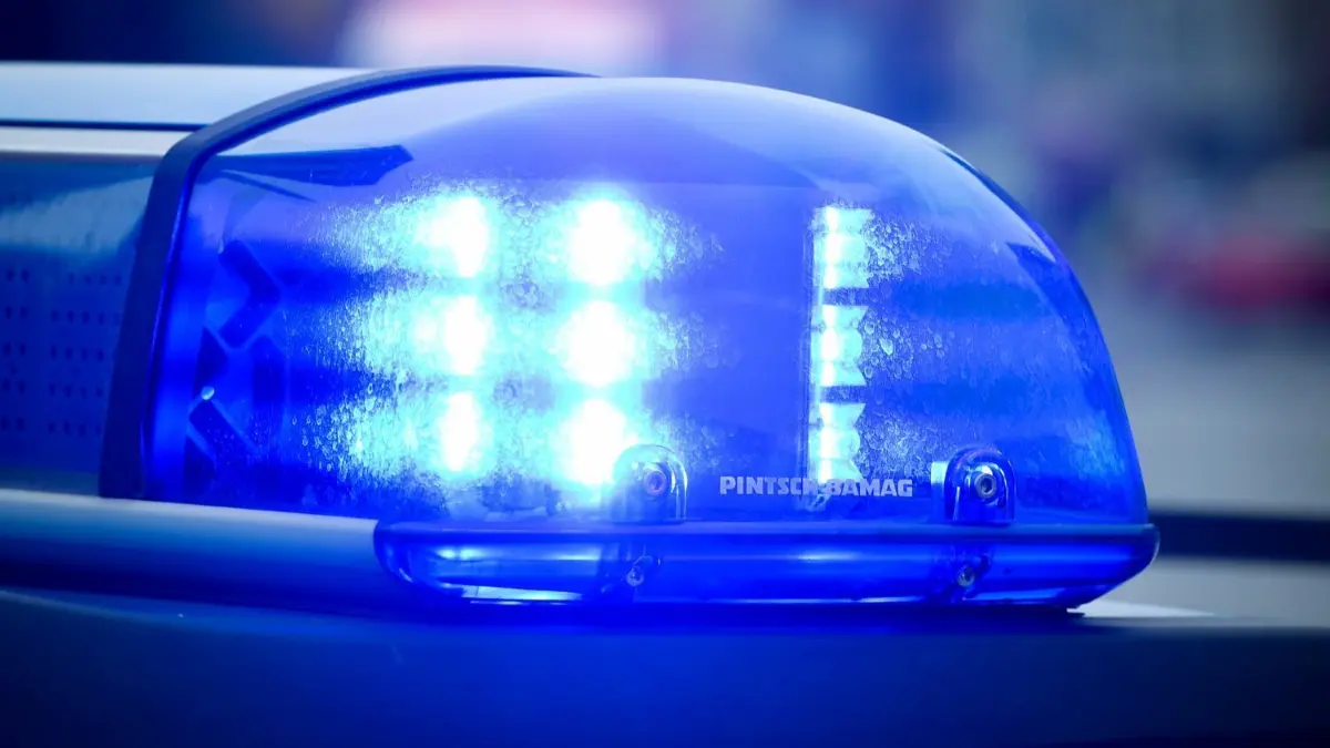 Blaulicht an einem Polizeiauto (Symbolbild). In Eisenhüttenstadt ermittelt die Kripo wegen des Verdachts auf Exhibitionismus.
Blaulicht an einem Polizeiauto in Frankfurt (Oder).