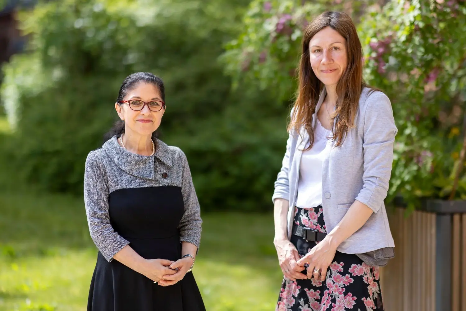 Redakteurin Maria Neuendorff mit Meryam Schouler-Ocak.