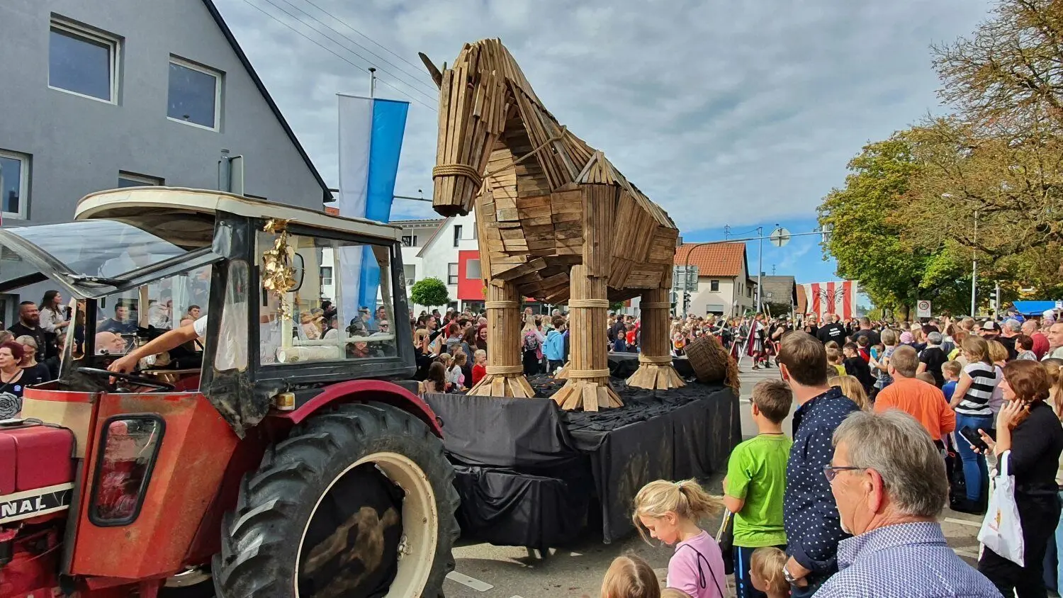 Hölzernes Pferd - die Gruppen setzen viele Ideen zum Motto "Onza geht auf Zeitreise" für den Festumzug beim Onolzheimer Hammeltanz um.