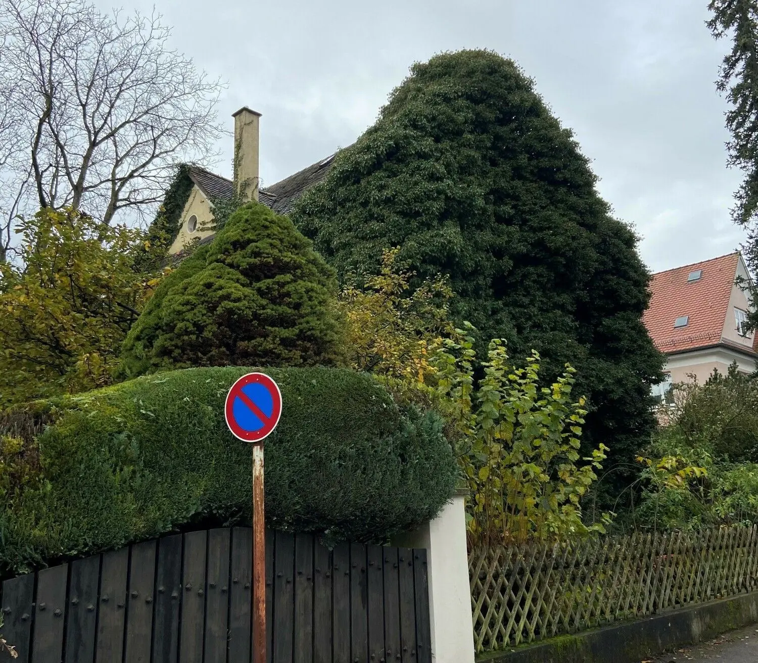 Die Villa ist von außen kaum zu sehen.