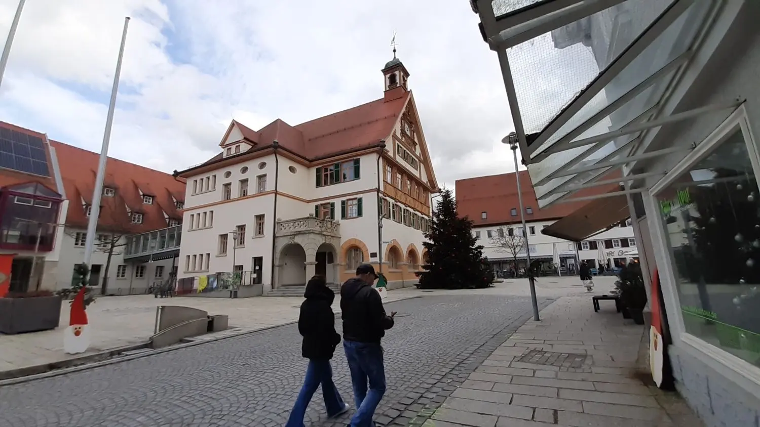 Die oftmals familiengeführten Läden in der Stuttgarter Straße blicken auf ein eher zurückhaltendes Weihnachtsgeschäft zurück. Vor allem die Gastronomie aber kann nicht klagen – gutes Essen stand hoch im Kurs. 