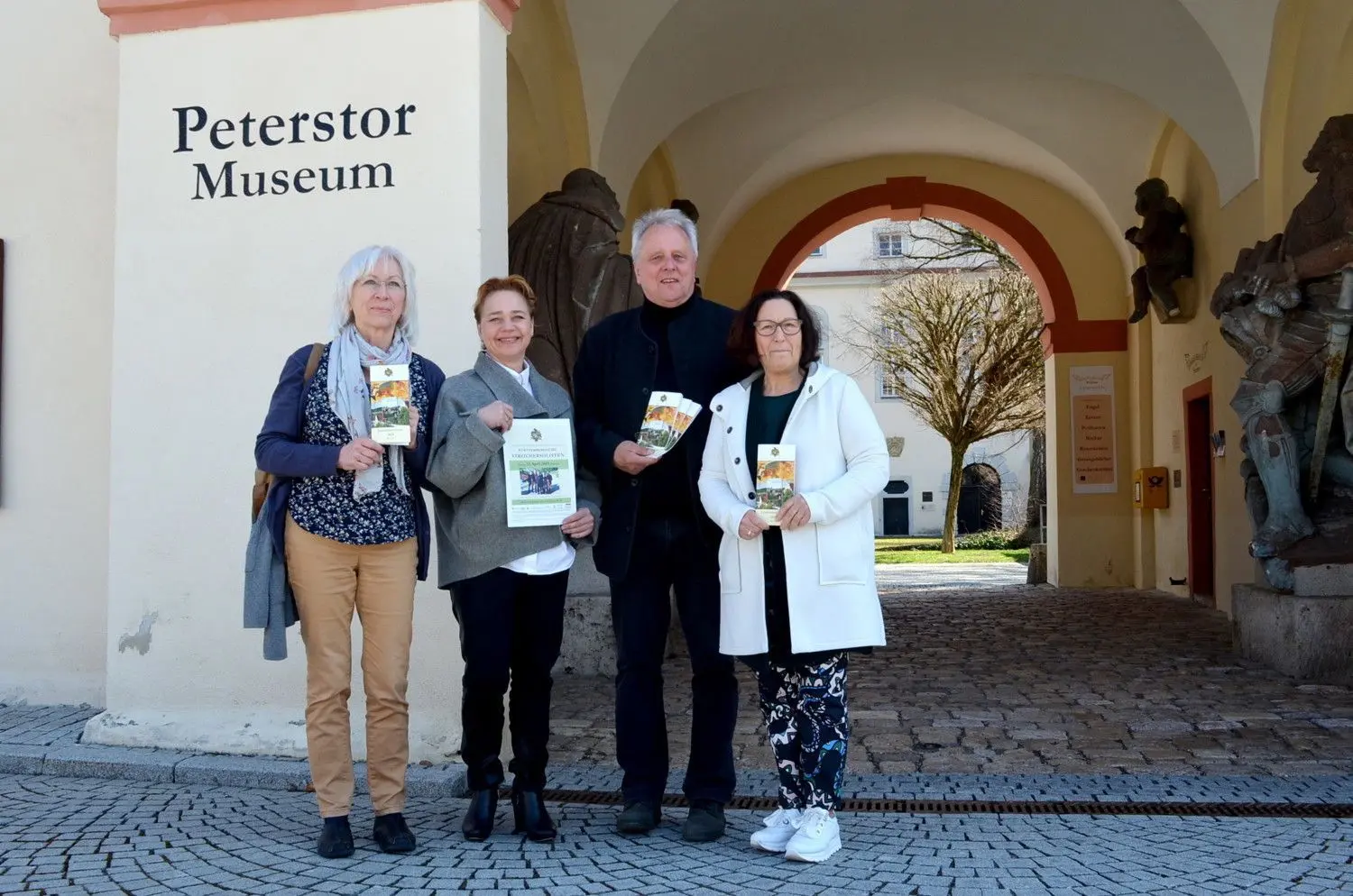 Bettina Eppler, Vero Bobke, Hubertus-Jörg Riedlinger und Ida Baumann (von links) stellten das neue Jahresprogramm des Geschichtsvereins Zwiefalten vor, das Vorträge, Führungen, Reisen, Konzerte und Reisen enthält. ⇥