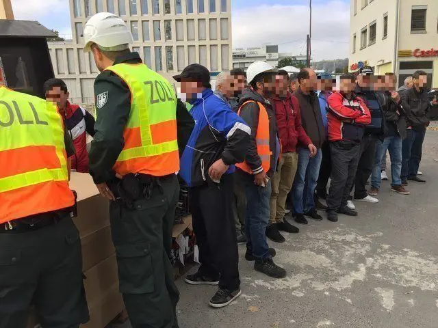 Mitarbeiter des Zolls kontrollieren auf der Baustelle der Ulmer Sedelhöfe.