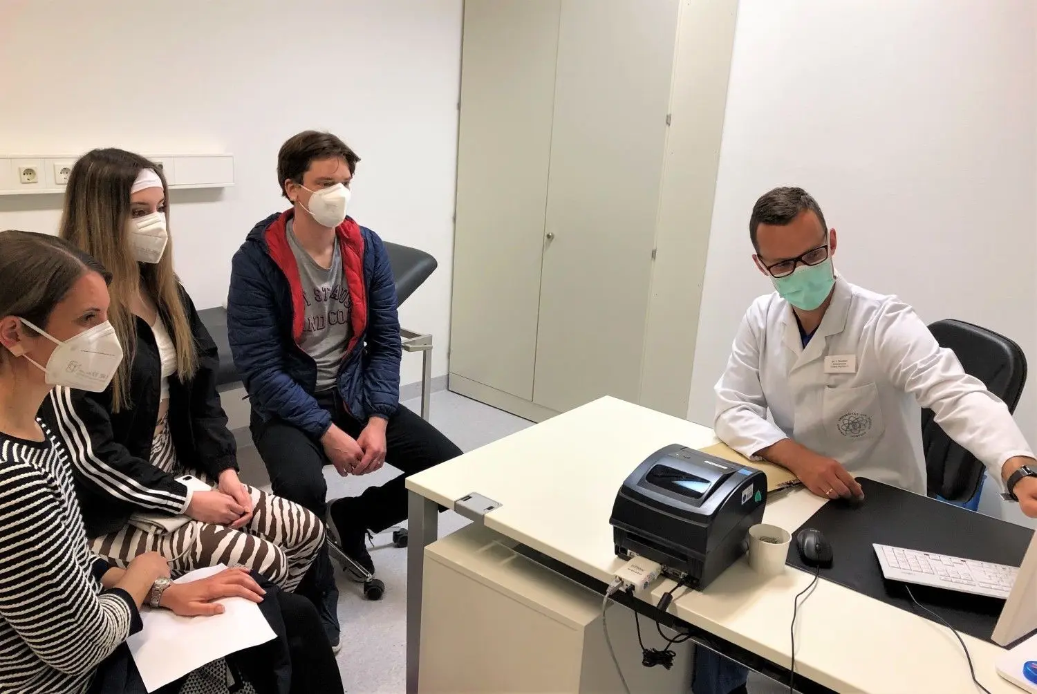 Doris, Sophia und Daniel Brinker (von links nach rechts) hatten im Dezember 2020 Covid-19. Dr. Johannes Kersten erklärt ihnen die Ergebnisse ihrer Untersuchungen.