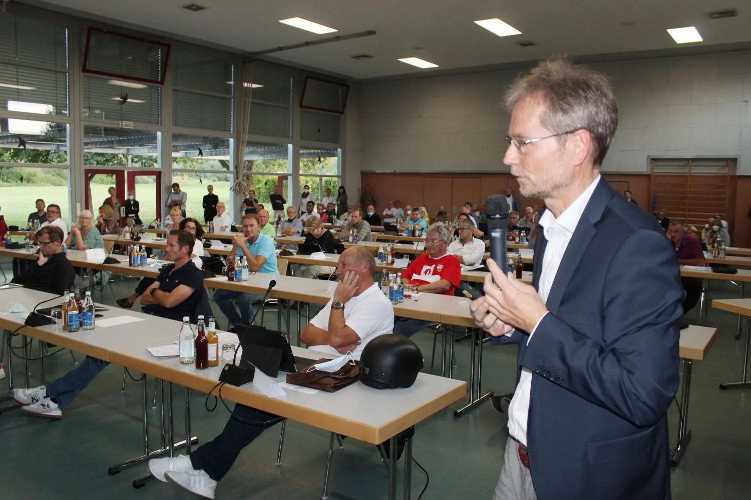 Stadtplaner Clemens Künster aus Reutlingen stellte dem Hechinger Gemeinderat in der Stettener Festhalle die EJL-Baupläne vor.