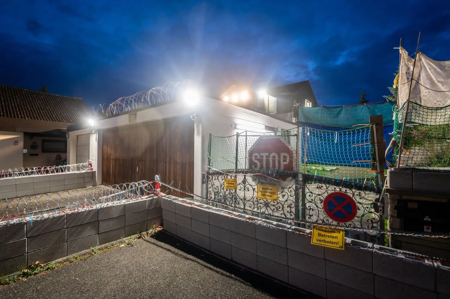 Messerscharfer Natodraht und gleißendes Flutlicht sowie Überwachungskameras nerven Nachbarn am Ahornweg in Albershausen.
