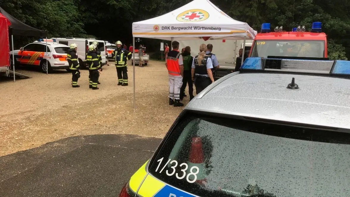 Rettungskräfte organisieren sich, um die zwei eingeschlossenen Personen aus der Falkensteiner Höhle zu befreien.