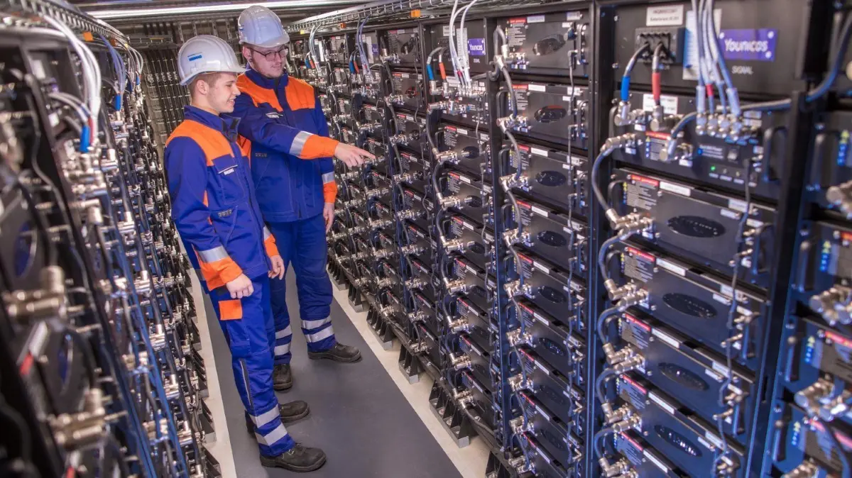 Ob in Industrie- oder Handwerksberufen. Der Bedarf an künftigen Fachkräften ist in Lausitzer Betrieben enorm.
25.02.2019, Mecklenburg-Vorpommern, Schwerin: Die Auszubildenden Florian Maty (vorn) und Tom Hoffmann stehen im Batteriespeicher des Energieversorgers WEMAG. Die Fachkräfteinitiative „Durchstarten in MV“ startet eine neue Kampagne zu Verbesserung der Fachkräftesituation in Mecklenburg-Vorpommern. Foto: Jens Büttner/dpa-Zentralbild/ZB +++ dpa-Bildfunk +++