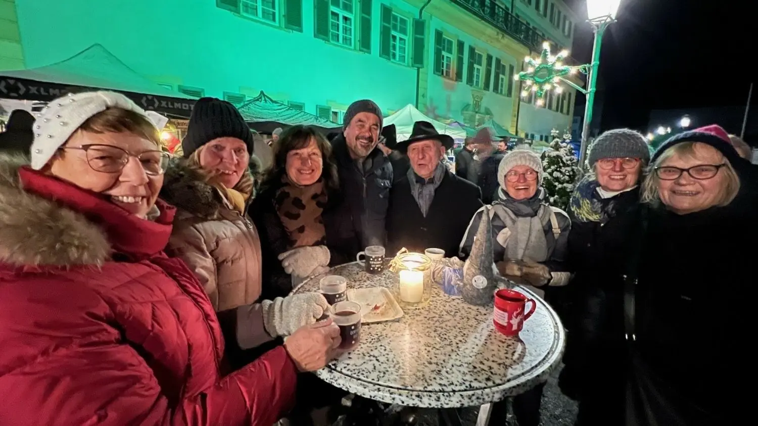 Im Kreis von netten Leuten schmeckt der Glühwein am besten.