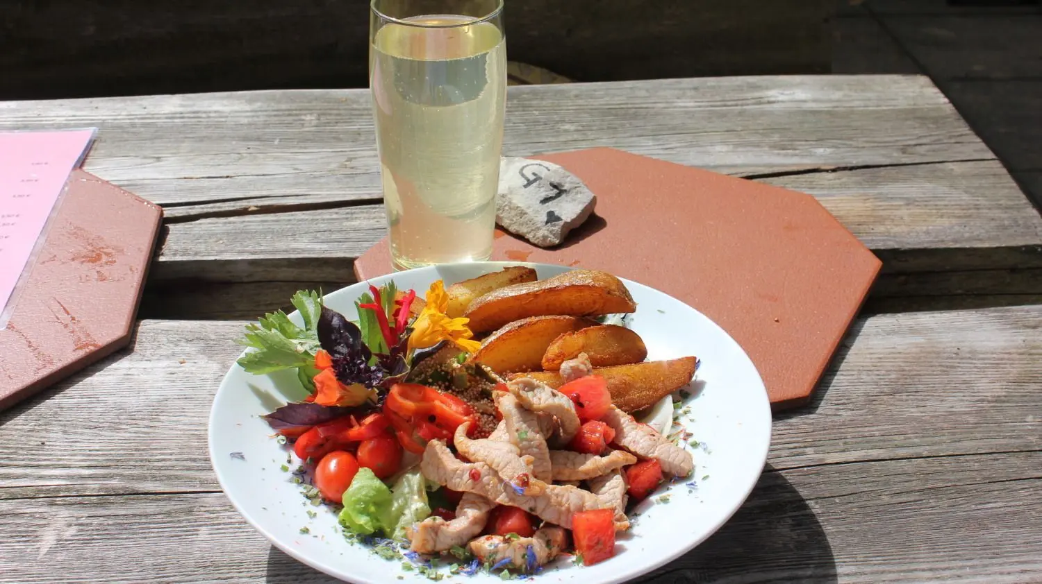 Die „Salatplatte Sommer“ mit Rosmarin-Limonade.