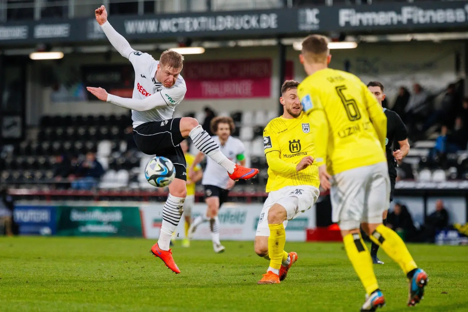 Auf der Überholspur: Der SSV Ulm 1846 Fußball (in gelb-weiß) hat beim SC Verl mit 3:0 gewonnen und sichert sich zum Abschluss der Hinrunde den dritten Tabellenplatz.
