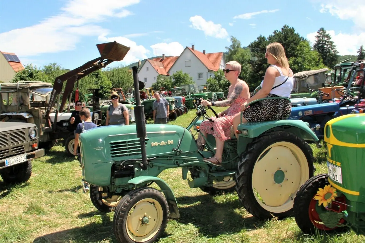 Die große Parade historischer Traktoren ist ein Markenzeichen des Thanheimer Dorffests.