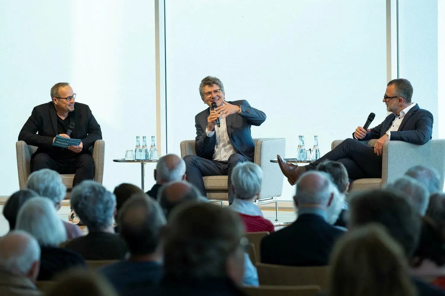 Landesbischof Ernst-Wilhelm Gohl stellt sich den Fragen von Chefredakteur Ulrich Becker (rechts) und dem Ulmer Lokalchef Matthias Stelzer (links).