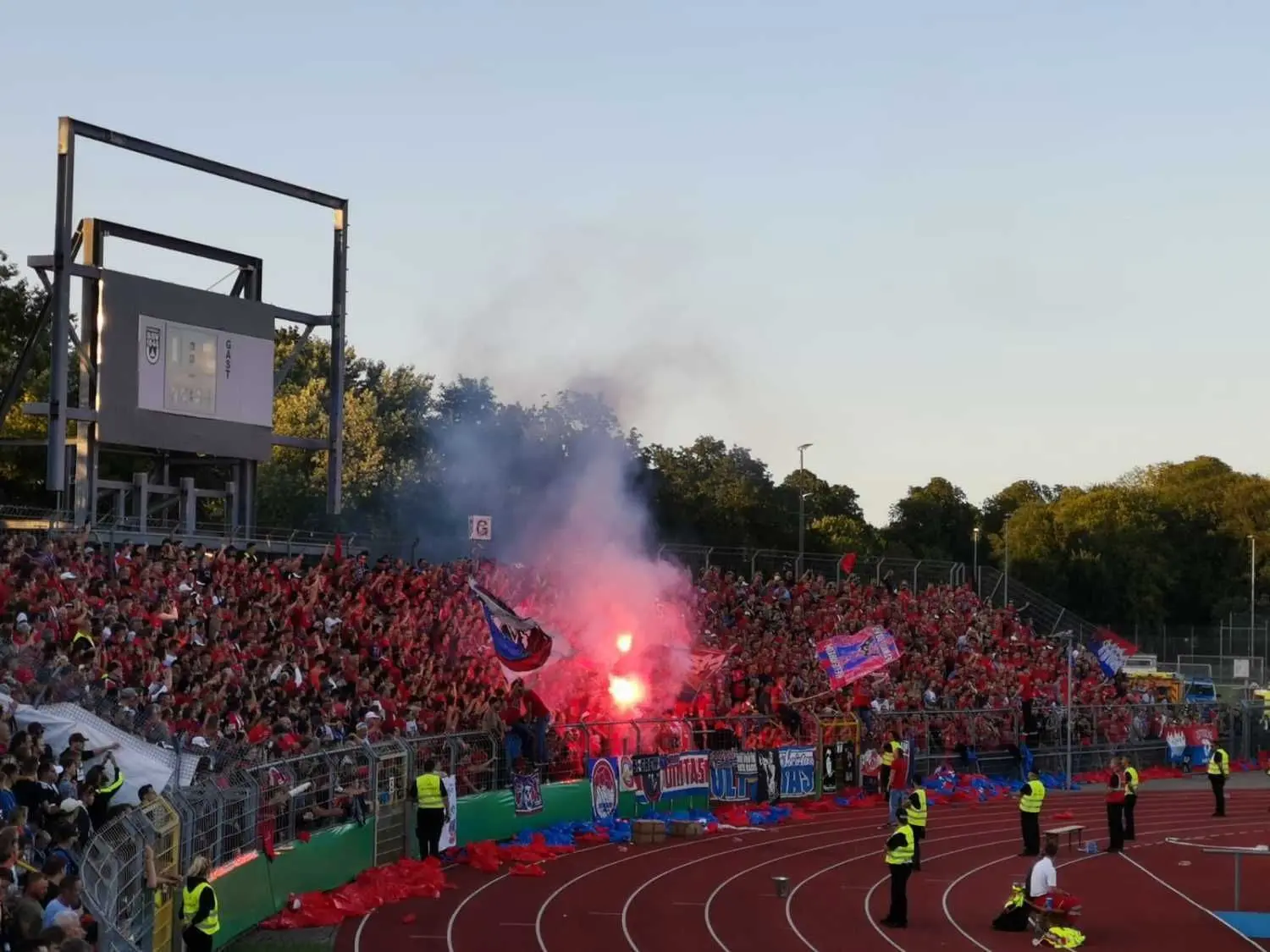Die Heidenheimer Fans feiern das zweite Tor ihres Vereins mit Bengalos.