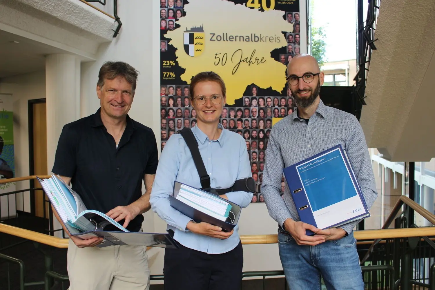 Den Genehmigungsantrag für insgesamt zehn Windräder im Raum Burladingen üverreichte EnBW-Projektleiter Fabian Maisch jetzt an Landrat Günther-Martin Pauli und Katja Miller, Leiterin der Immissionsschutzbehörde im Landratsamt Zollernalbkreis. ⇥