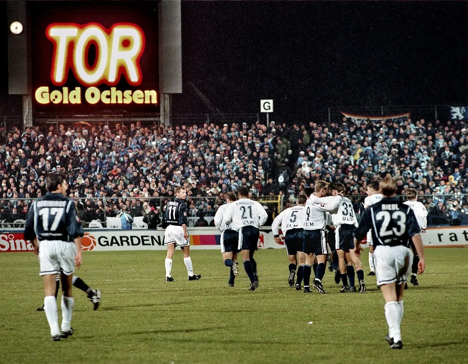 Beim letzten Aufeinandertreffen zwischen dem SSV Ulm 1846 und dem TSV 1860 München war vieles anders. Beide Mannschaften spielten in der Bundesliga, im Donaustadion hatte es tatsächlich eine Videoleinwand. Auf der Tribüne war auch Achim Dietmayer aus Elchingen, der den Abend als Löwen-Fan in bitterer Erinnerung hat. Denn nur die Spatzen durften bei ihrem 3:0-Sieg jubeln. ⇥