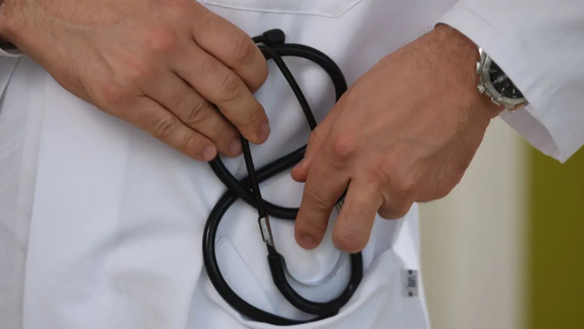 Als Arzt die Machtposition ausgenutzt und eine wehrlose Patientin missbraucht? Der Angeklagte steht seit Donnerstag in Ulm vor Gericht.
ARCHIV - ILLUSTRATION - Ein Arzt hält am 04.07.2015 ein Stethoskop in der Hand. In Thüringens Arztpraxen sind seit dem «Flüchtlingssommer» 2015 viele Asylbewerber medizinisch behandelt worden. Doch Land und Kommunen überweisen nicht alle Behandlungskosten, beklagt die Kassenärztliche Vereinigung. (zu dpa «Streit um ausstehendes Geld für Arztbehandlungen von Flüchtlingen» 12.03.2017) Foto: Patrick Seeger/dpa +++(c) dpa - Bildfunk+++