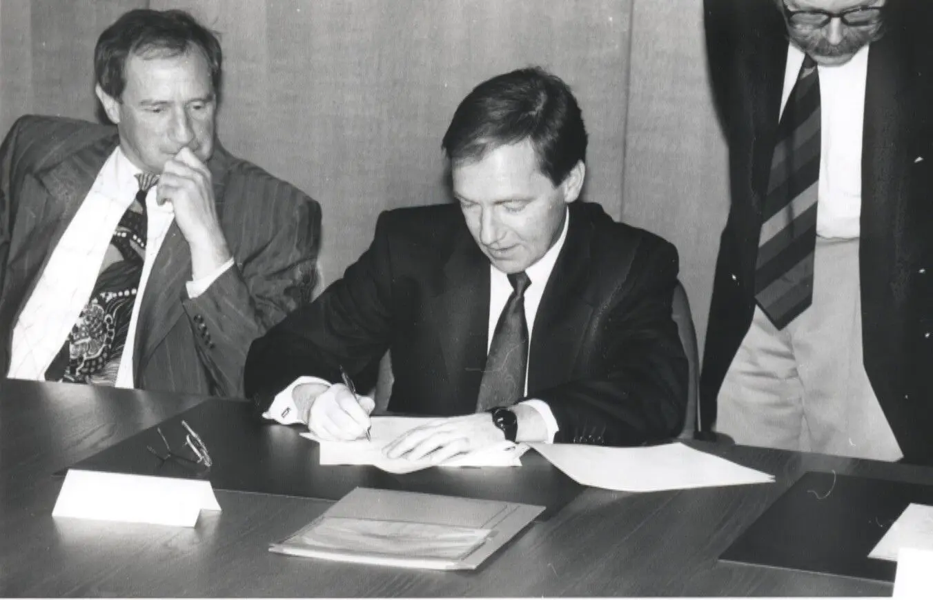 An jenem denkwürdigen 9. Dezember 1991 im Haller Landratsamt: Verkehrsminister Dr. Thomas Schäuble (CDU) unterzeichnet den Vertrag, von seinem Parteifreund, dem CDU-Abgeordneten Ernst Keitel, beobachtet. Bild rechts: Bahnchef Heinz Dürr während seiner Ansprache.