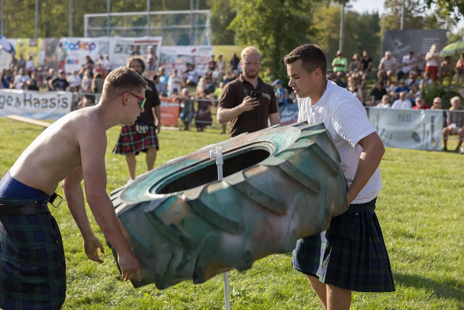 Beim Reifenlauf galt es, einen Traktorreifen durch einen Hindernisparcours zu manövrieren. Hier ist nicht nur Kraft, sondern auch Ausdauer gefragt.