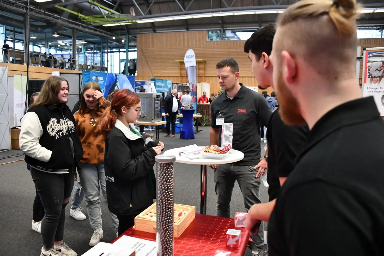 Nach zweijähriger Zwangspause fand am Freitag wieder ein regionaler Ausbildungstag mit Messe in Präsenz statt. Viele Unternehmen teilten dabei eine Sorge: Es fehlt am Nachwuchs.