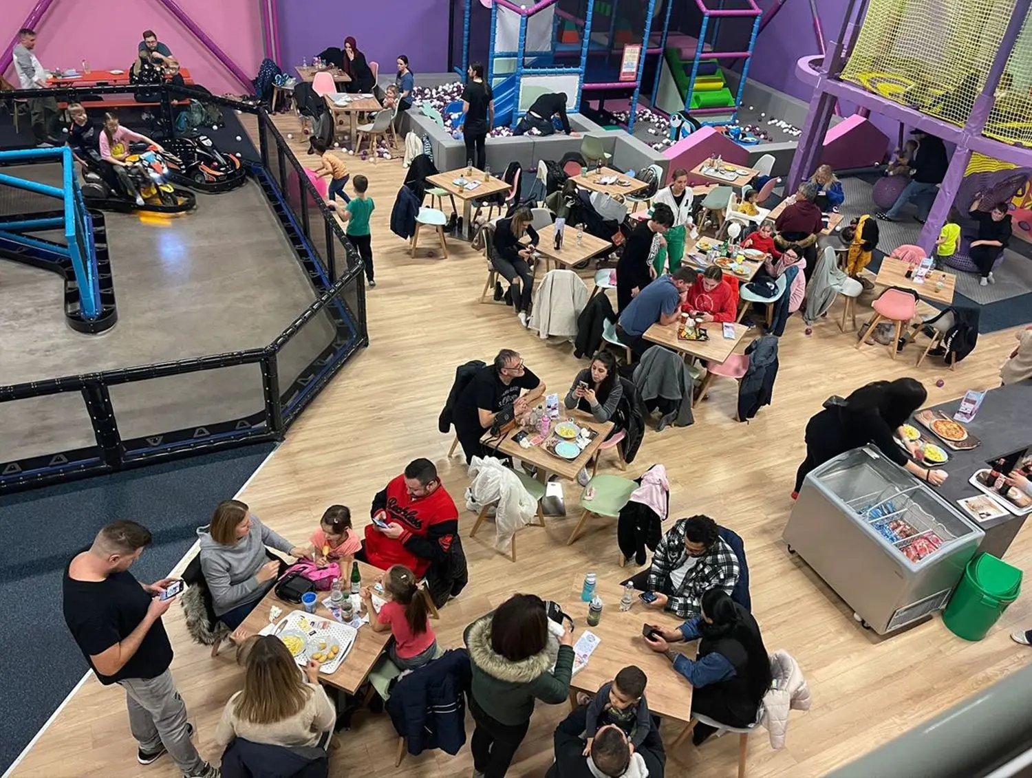 Der neue Hechinger Indoor-Spielplatz „Let‘s Play“ hat seine Eröffnung hinter sich. Zwei Tage lang war das ehemalige Reinfrank-Getränkelager ein Rummelplatz. Geschäftsführerin Anna Kessler war vom Zuspruch überwältigt.⇥