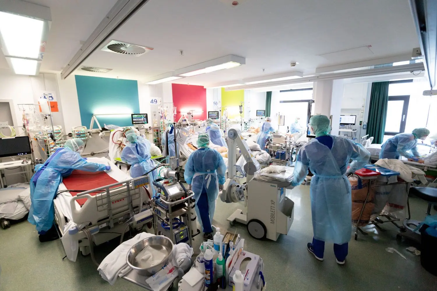 Enge herrscht in der abgeschirmten Covid-19-Intensivstation der Tübinger Unikliniken, Apparate, Schläuche, Leidende, Sterbende und dazwischen ein schwer arbeitendes Personal – der Burladinger Tobias Wuntke hat im Auftrag der Klinik eine Fotoreportage darüber angefertigt. ⇥