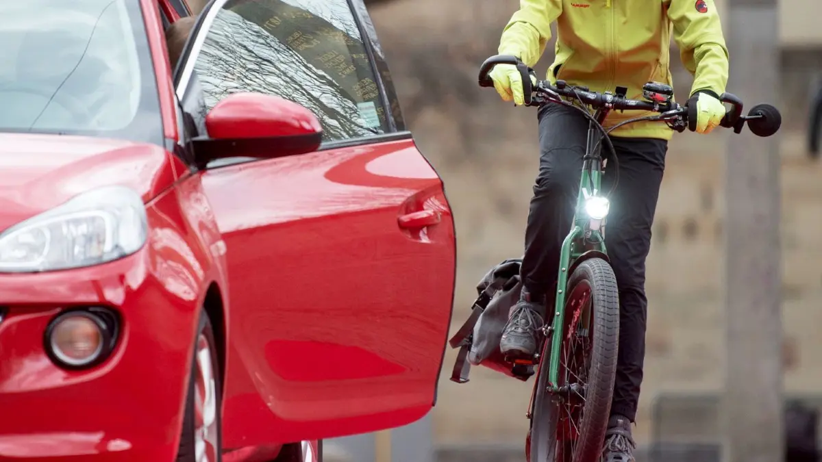 Alptraum Dooring-Unfall: Solche brenzligen Situationen haben schon viele Radfahrer erlebt.
ILLUSTRATION - Zum Themendienst-Bericht vom 14. Juli 2020: Alptraum Dooring-Unfall: Solche brenzligen Situationen haben schon viele Radfahrer erlebt. Foto: Marijan Murat/dpa/dpa-tmn - Honorarfrei nur für Bezieher des dpa-Themendienstes +++ dpa-Themendienst +++