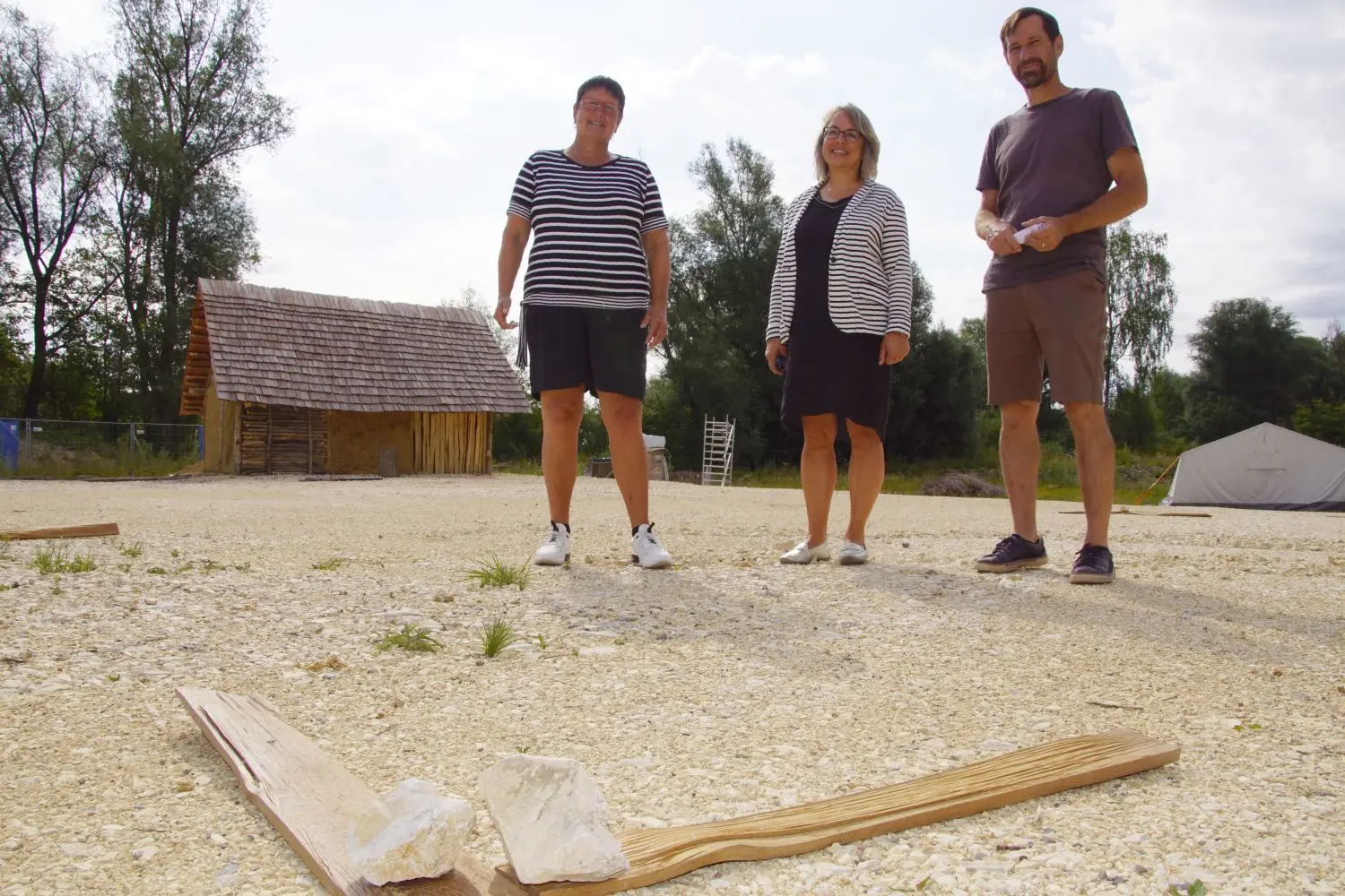 Hier soll das zweite Haus zum Stehen kommen. Für den öffentlichen Park des Steinzeitdorfs Ehrenstein sind aktiv (von links): Fördervereins-Vorsitzende Beate Specker, Gertrude Amann-Edelkott und Jürgen Stübler (Tourismus Stadt Blaustein).⇥