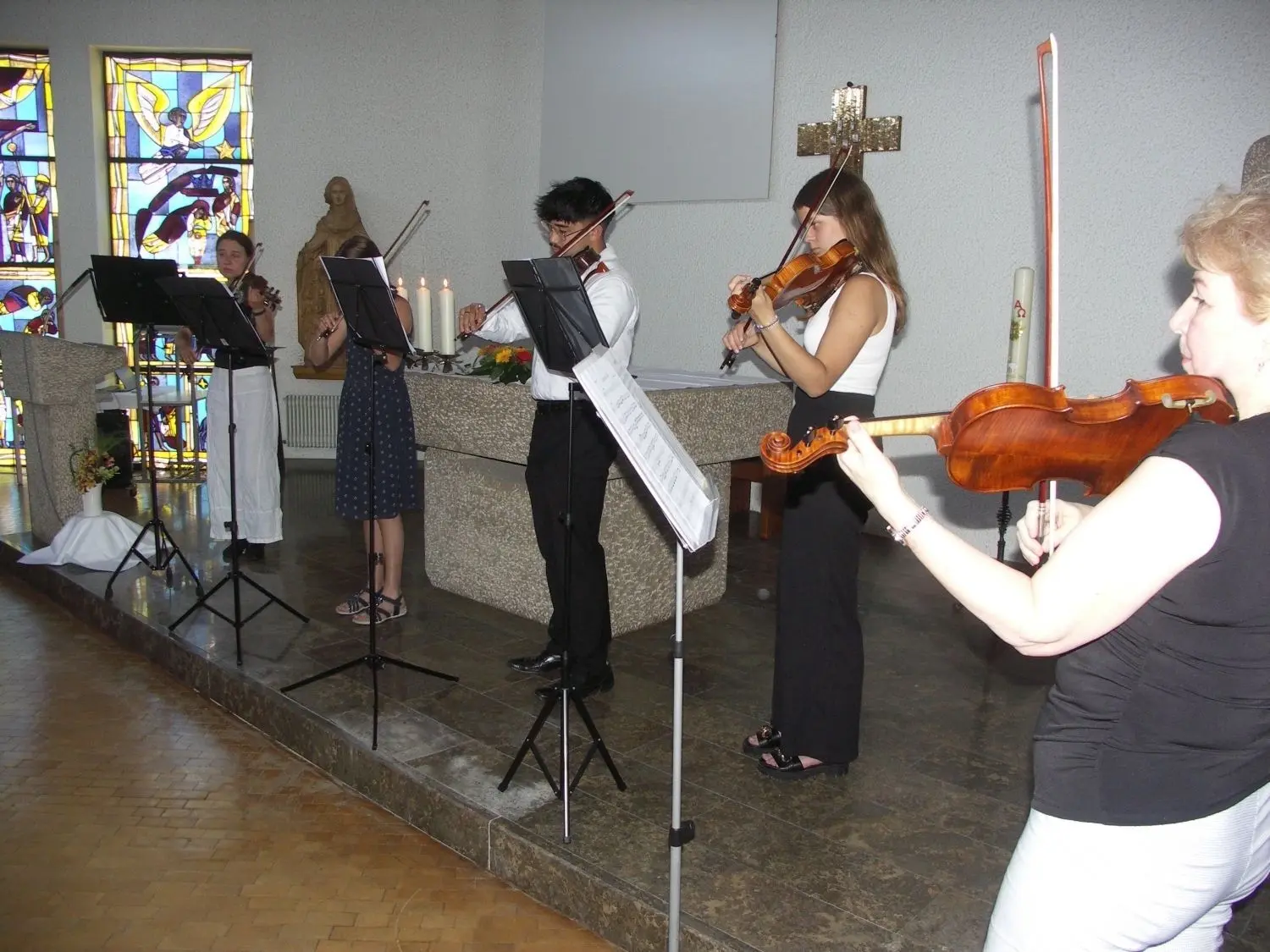 Das Streicherquintett aus der Musikschule Blaubeuren-Laichingen-Schelklingen spielt beim Festakt. ⇥