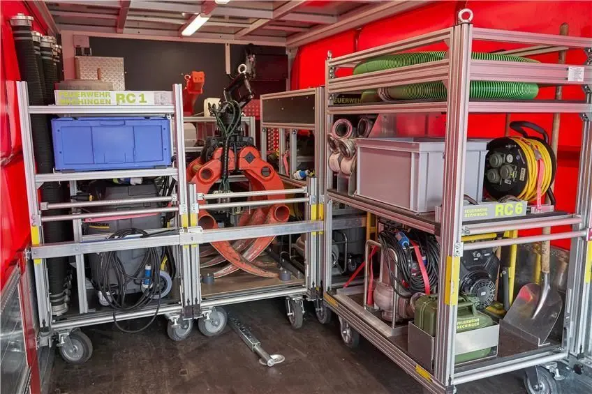Der sogenannte Abrollbehälter Hochwasser der Feuerwehr Hechingen ist mit sieben Rollcontainern bestückt. Diese sind, wie manche Feuerwehrautos, mit Pumpen, Generatoren oder Sandsäcken bestückt und können an Einsatzorten abgestellt werden. So bleiben die Feuerwehrautos einsatzbereit.