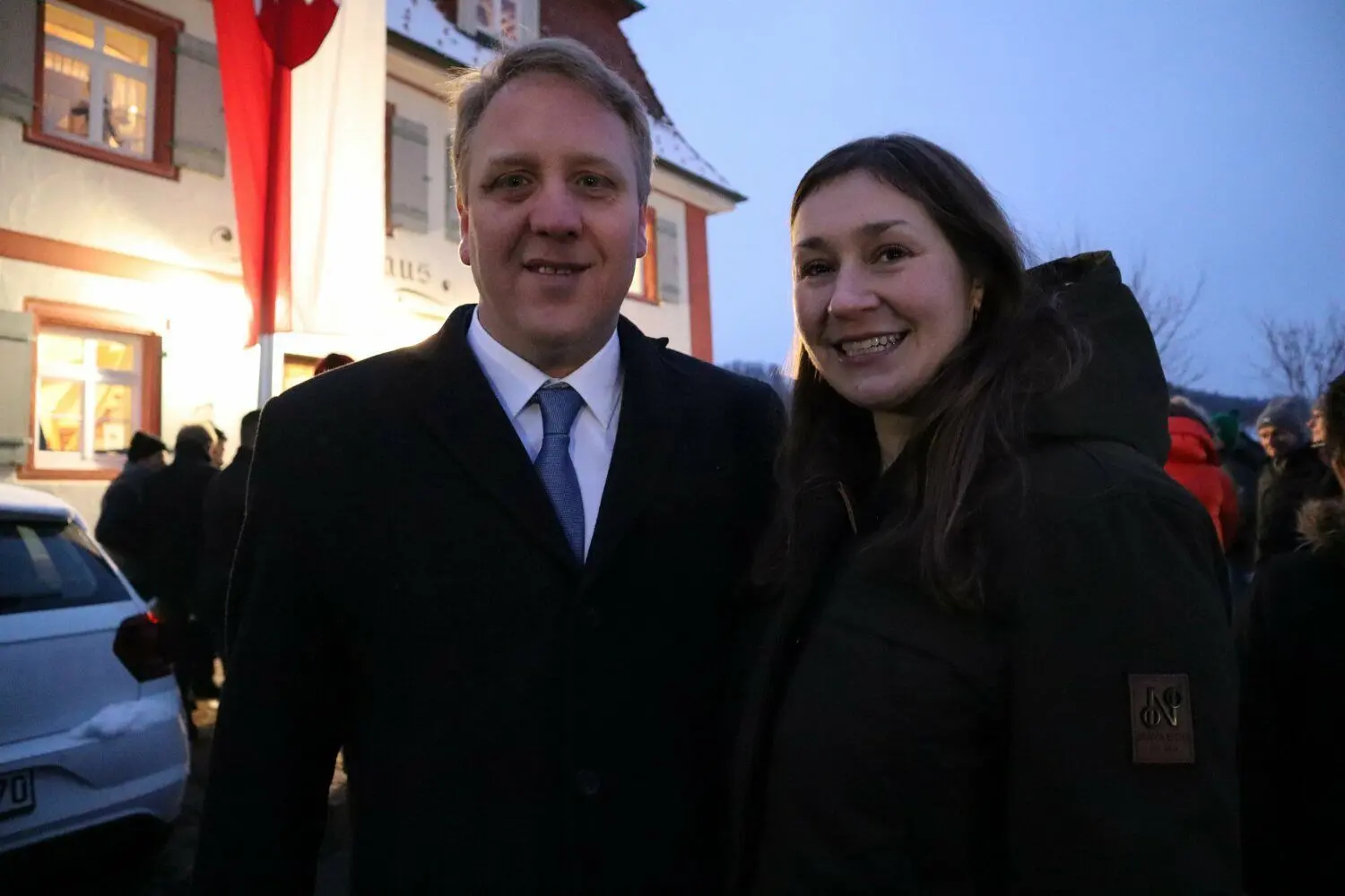 Marc-Oliver Schwarz und seine Lebensgefährtin Carina Steinhart gehörten zu den ersten Gratulanten.