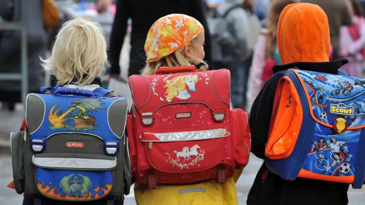 Drei Kinder laufen mit ihren Schulranzen zur Schule. Die Zahl der Rückstellungsanträge von Cottbuser Eltern ist so hoch wie nie. Rund 20 Prozent wollen nicht, dass ihr Kind im August eingeschult wird.
ARCHIV - 14.09.2009, Baden-Württemberg, Freiburg: Drei Kinder laufen mit ihren Schulranzen zur Schule. (Zu dpa «Kretschmann macht im Streit um Ganztag in Grundschule Druck auf Bund») Foto: dpa +++ dpa-Bildfunk +++