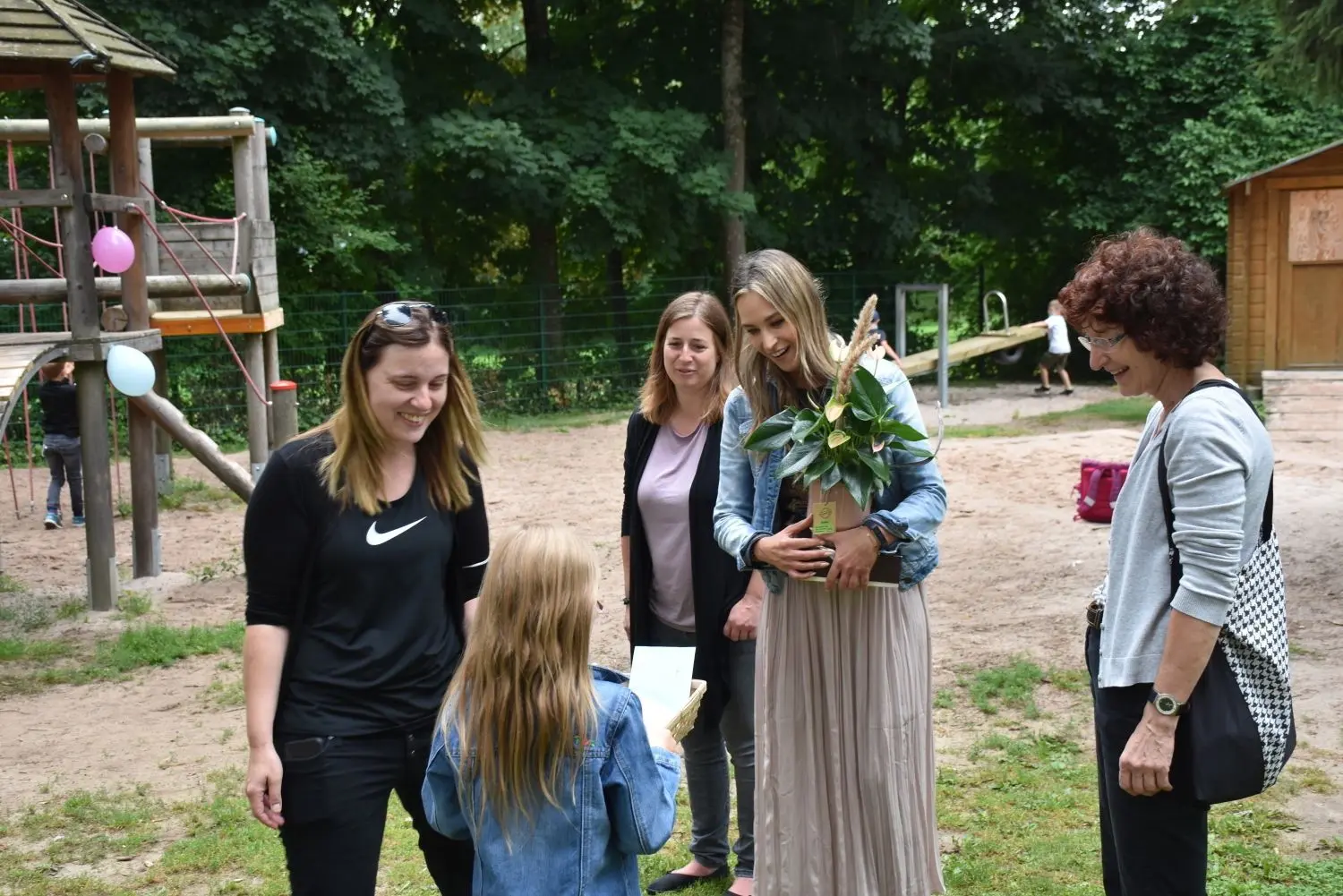 Nette Gesten zum Abschied: Die Klassenlehrerinnen Petra Maier (links), Josephine Klesse (Mitte) und Monika Entzian bekommen kleine Geschenke von Eltern und Schülern.⇥