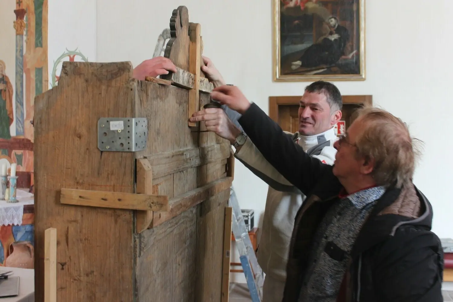 Michael Mauz und Hans-Peter Wallisch (r.) verstreben einzelne Teile der Kulisse; von hinten betrachtet nur grobe Holzbohlen.