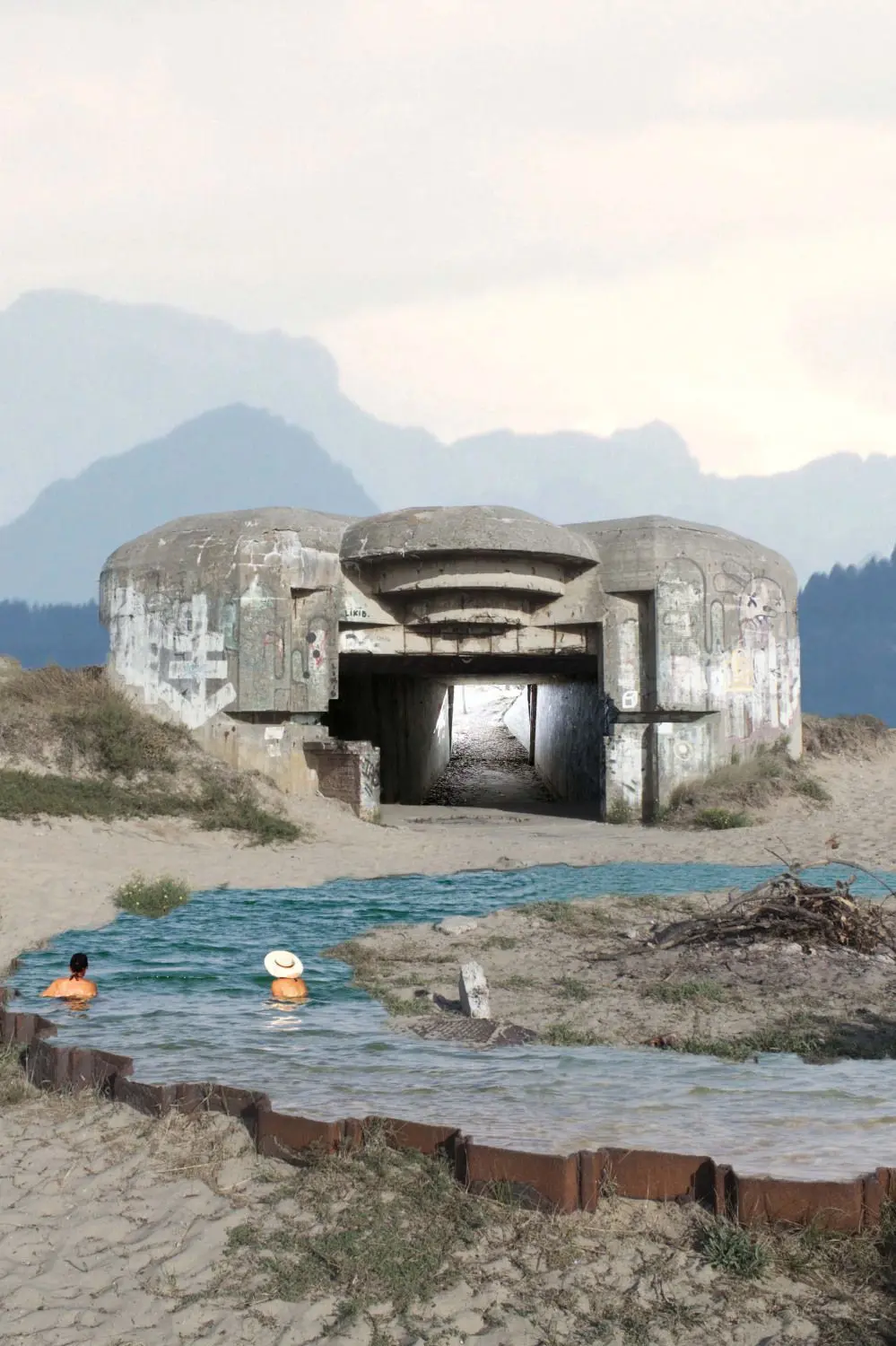 Spannende Kontraste zeigen die Werke von Hannah Kohler (links ihr Bild „Atlantikwall“) und Michael Schramm (rechts: „So close to the ground“). Mehr davon gibt es in ihrer Ausstellung zu sehen, die am Sonntag in Geislingen eröffnet wird. ⇥Fotos: Veranstalter