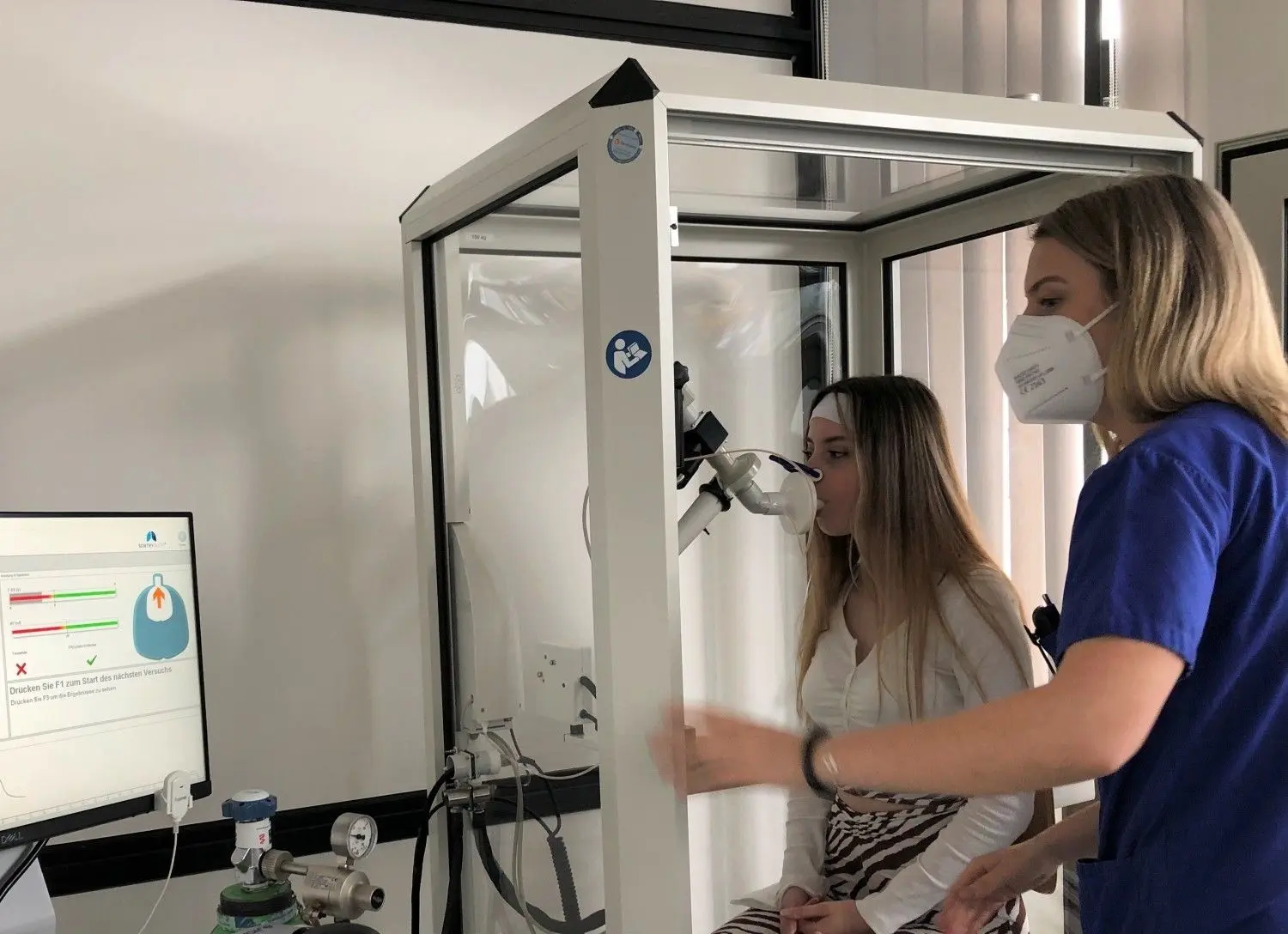 „Alles raus!“: Naomi Miller (rechts) feuert die 17-jährige Sophia Brinker beim Lungenfunktionstest an. Sie ist mit ihren Eltern an die Uniklinik Ulm gekommen, weil sie Monate nach ihrer Corona-Erkrankung noch schnell erschöpft und außer Atem ist. ⇥
