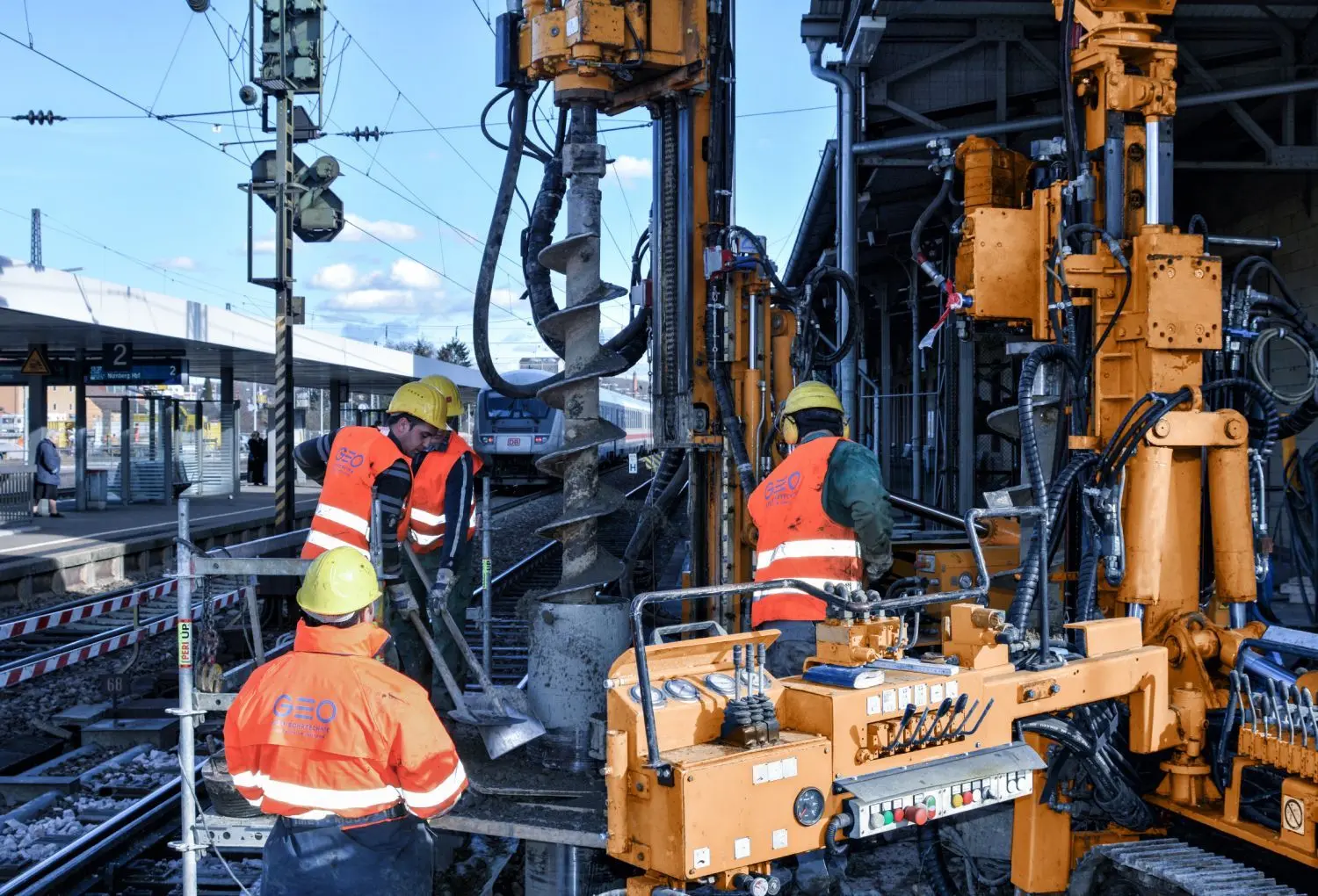 Tiefe Löcher bohren bei laufendem Bahnbetrieb – dafür braucht man Spezialisten. ⇥