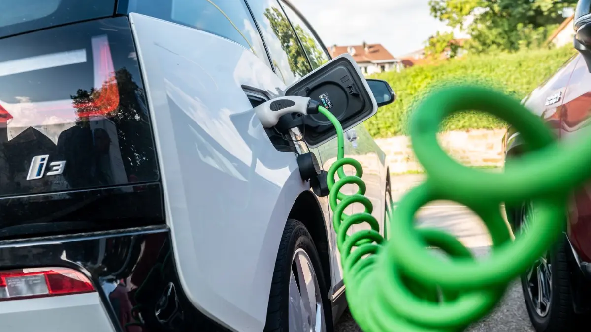 E-Auto an der Ladesäule: Auch ein geliehener Wagen muss mal tanken.