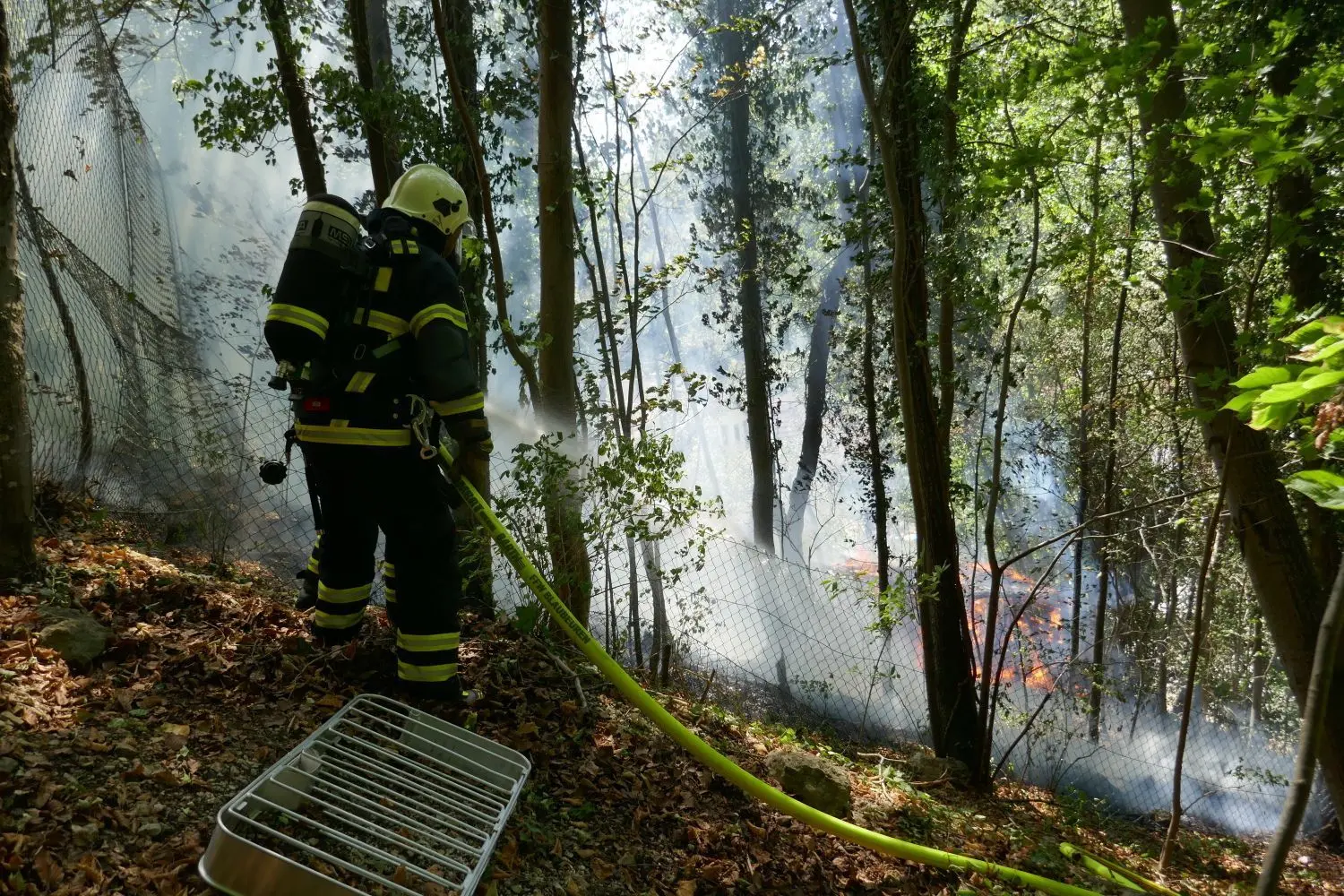 Eine Gartenhütte, eine Grasfläche und Bäume beim Glasfels in Blaubeuren stehen in Flammen.