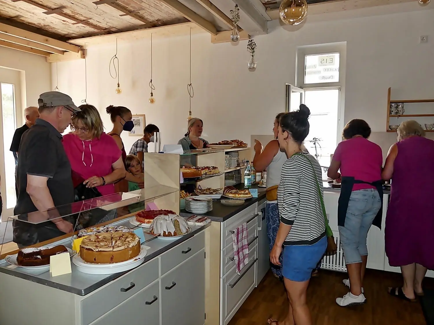 Andrang an der Kuchentheke gab‘s bei der Eröffnung des neuen Dorfhauses in Zell. An Helfern fehlt es nicht.