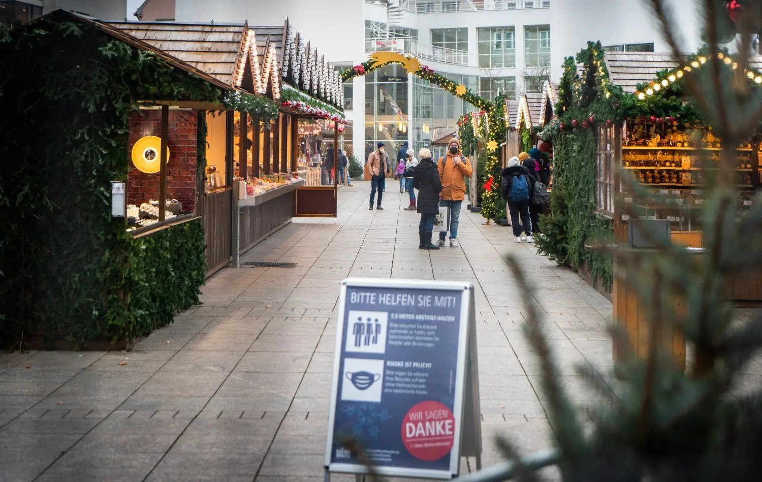 Wegen 2G plus ist mittags auf dem Weihnachtsmarkt wenig los.