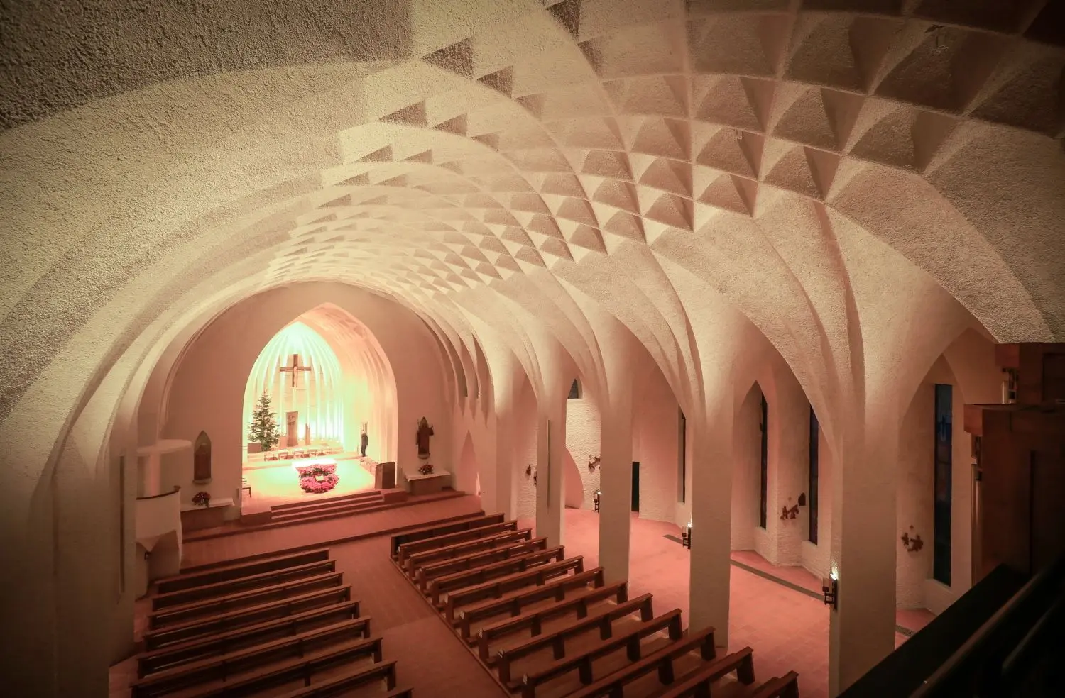 Der Innenraum von St. Johann Baptist, von der Orgelempore aus betrachtet.
