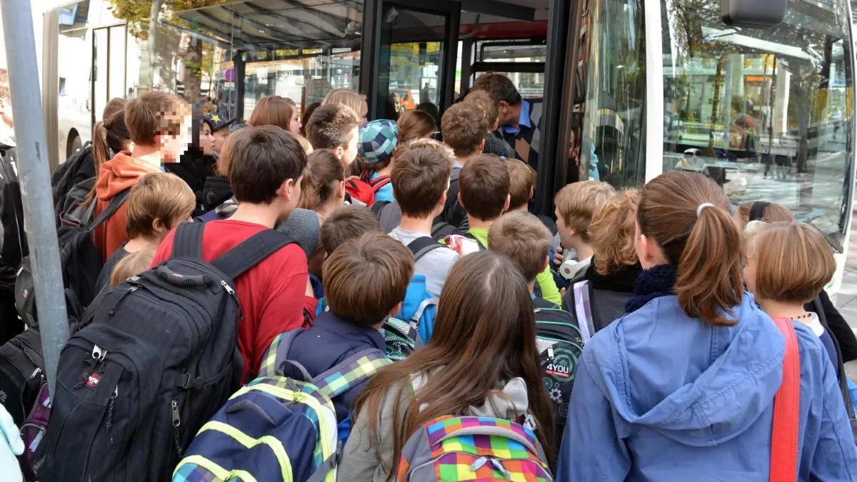 Gedränge am Schulbus: Das soll durch den Einsatz zusätzlicher Busse verhindert werden.
Schüler-ABO Filsland Omnibus Nahverkehr Verbund